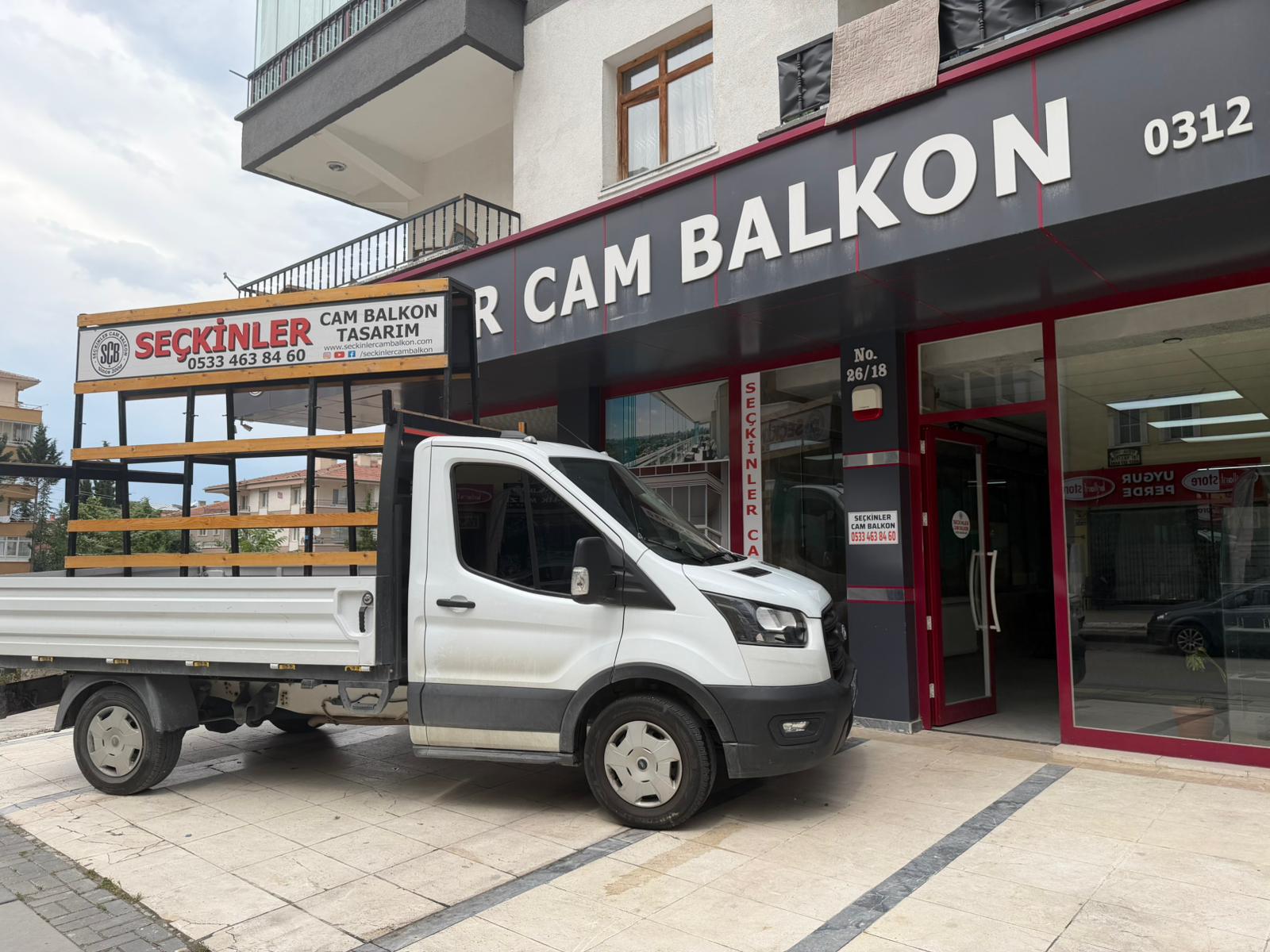 Seçkinler Cam Balkon mağaza girişi