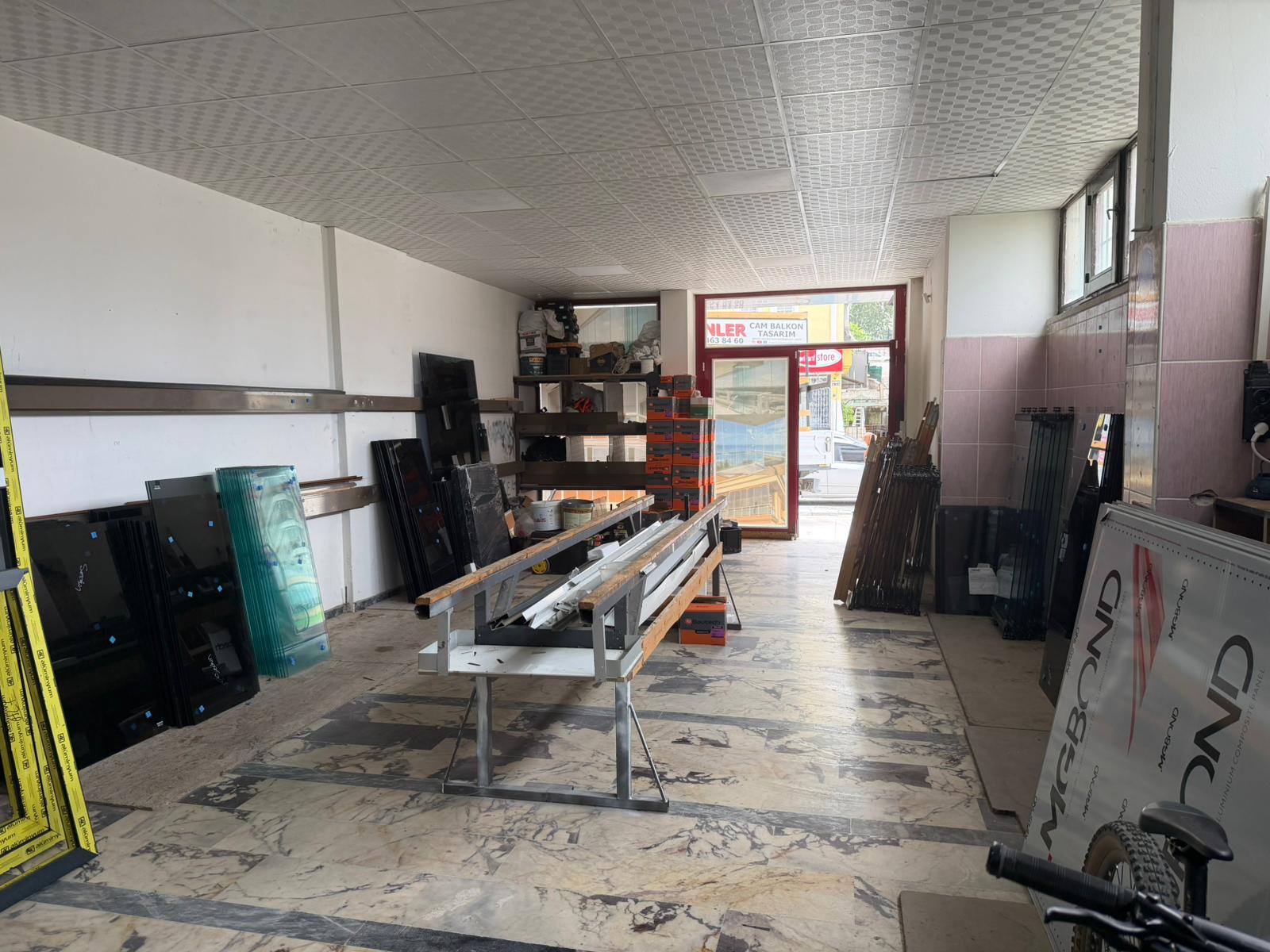 Seçkinler Cam Balkon sergi alanı